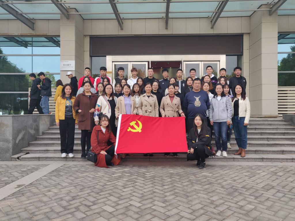 参观后合影留念