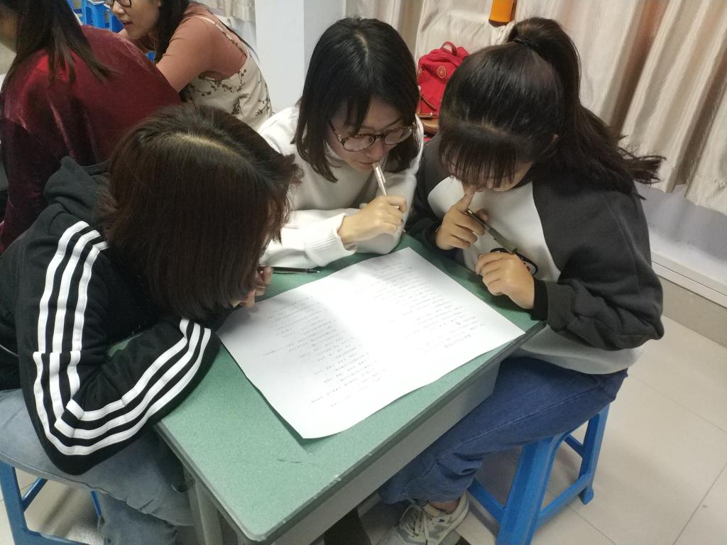 每组成员在认真答题