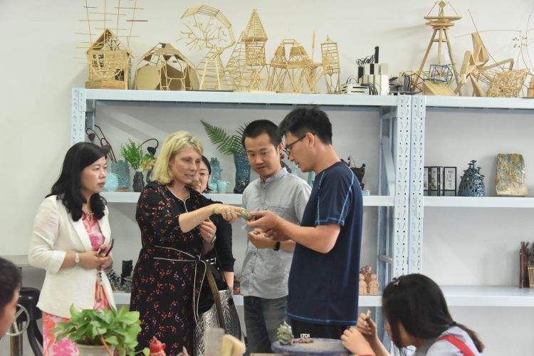 参观公司特殊教育学院