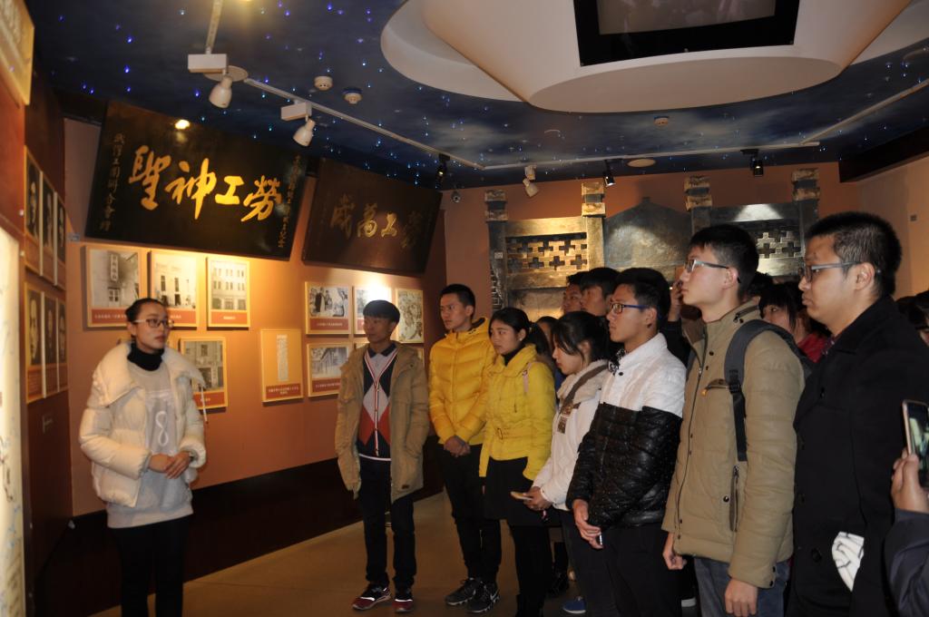 同学们认真的聆听