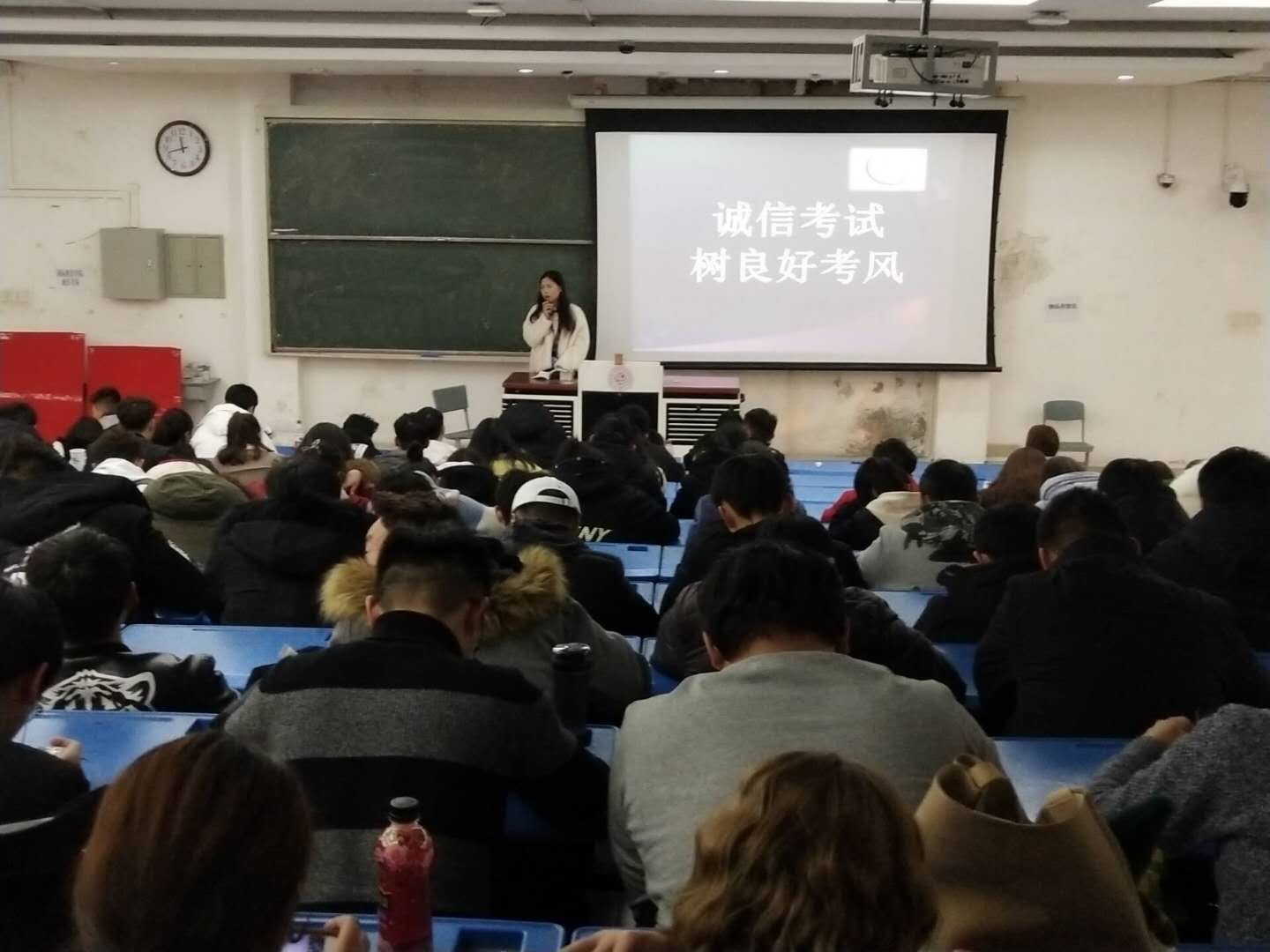 辅导员宣读违纪案例