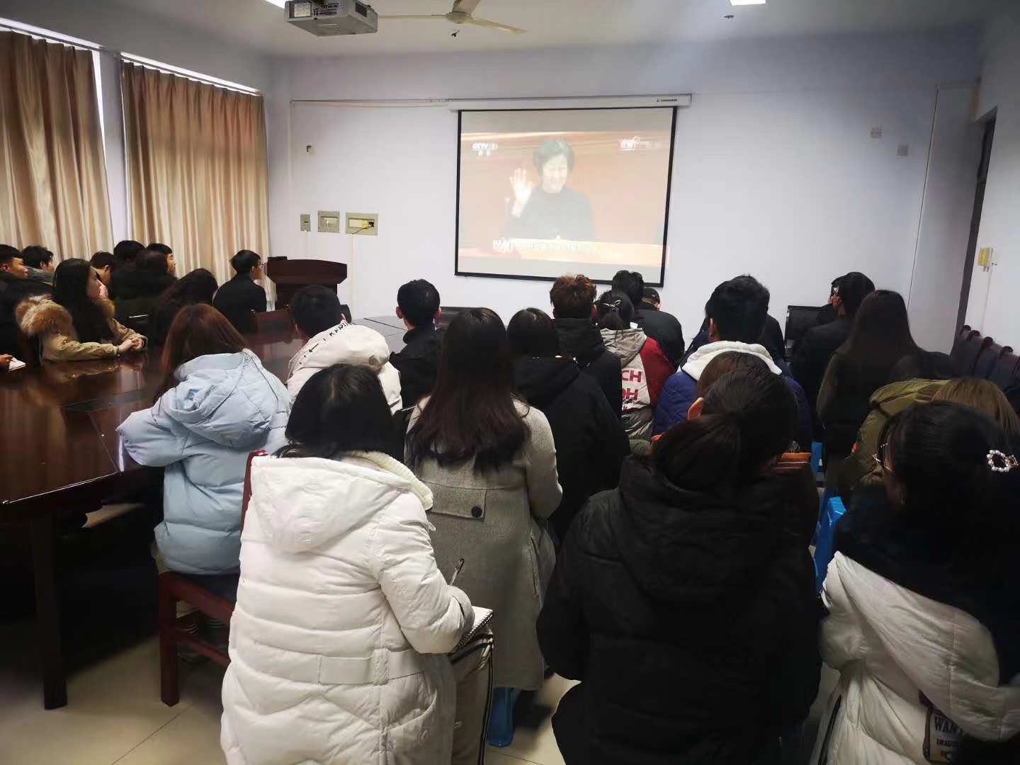 员工代表在学院会议室观看