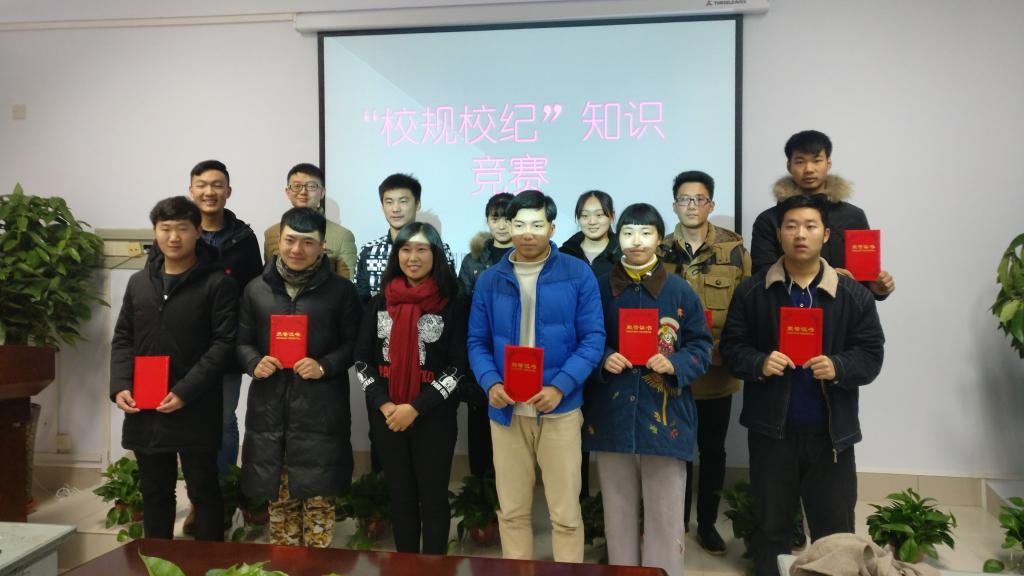 为参赛选手颁奖合影留念