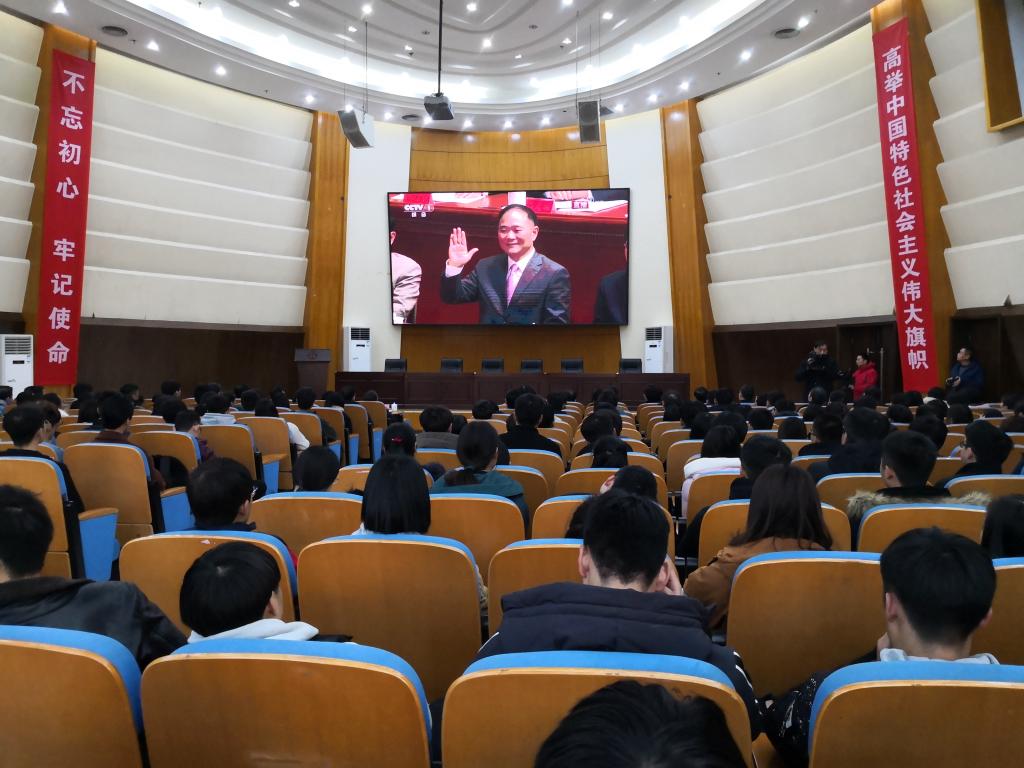 公司老师在报告厅观看